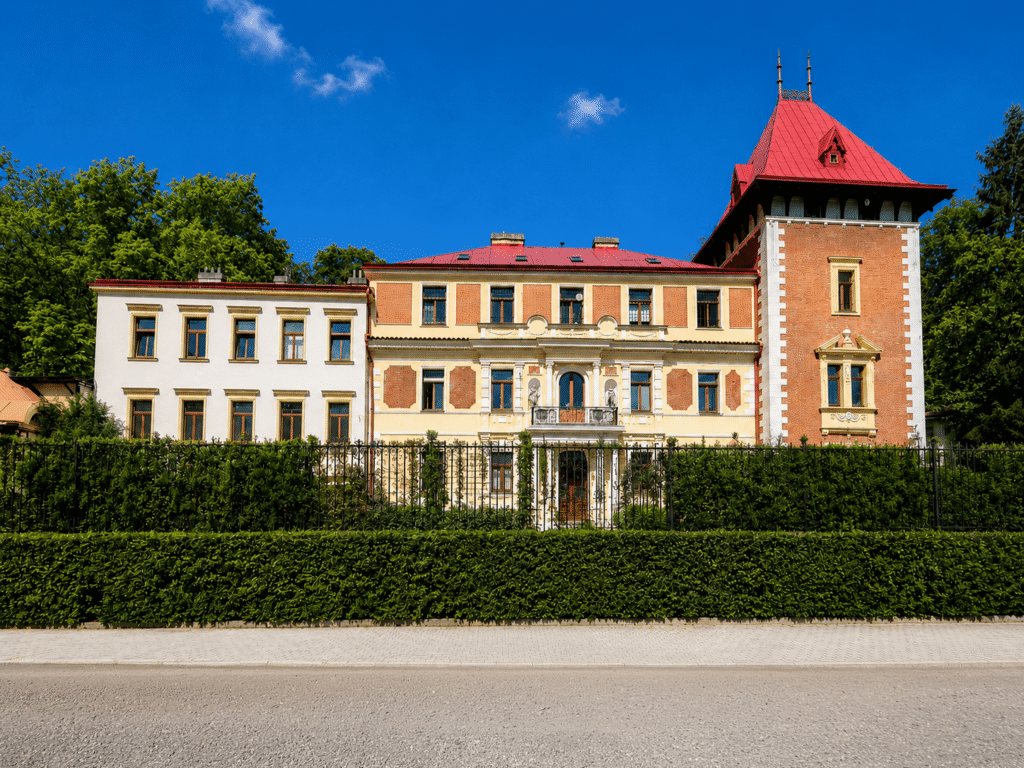 Hlubočepský zámeček – hlavní historická budova s věží